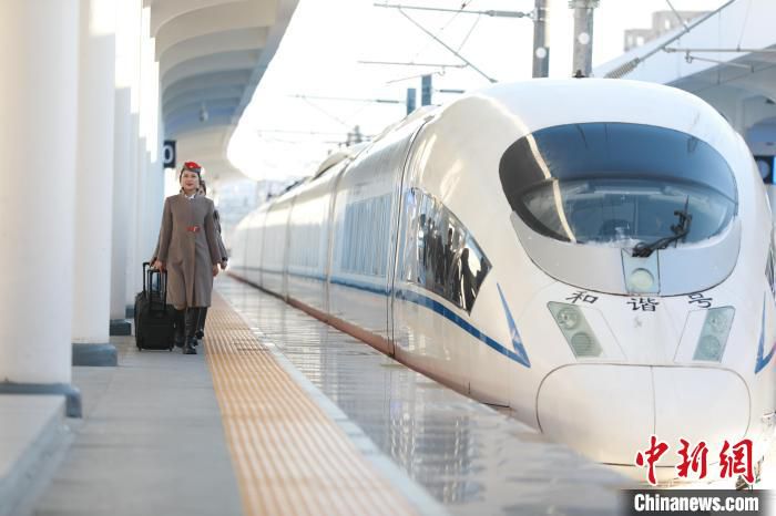 牡佳高铁乘务员准备登车。　李玉祥 摄