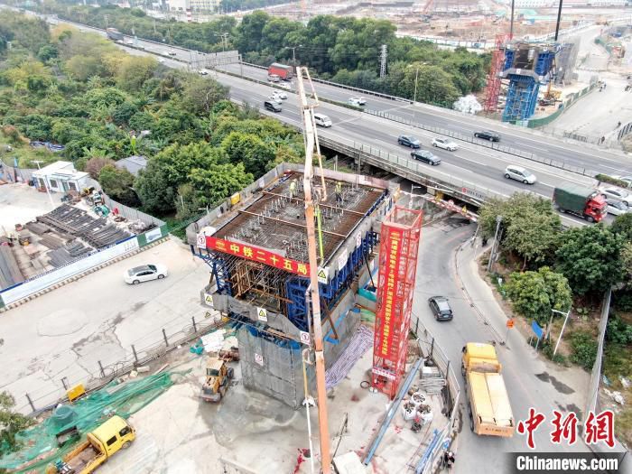黄埔有轨电车2号线跨广深高速高架桥首个连续梁0号块浇筑完成。李佳珊 摄