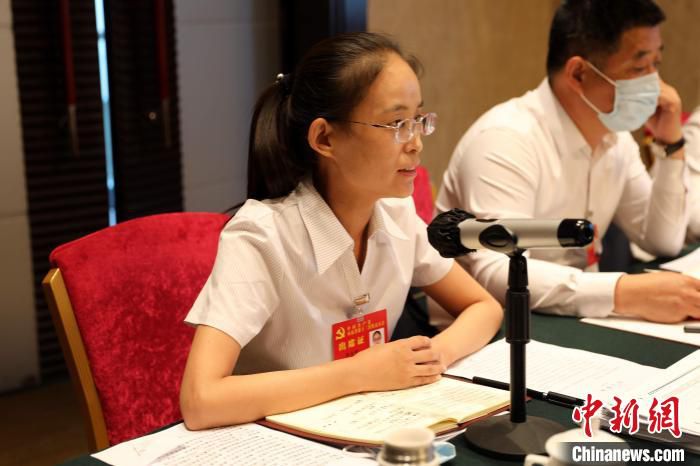 图为张麦荣在山东省党代会分组讨论期间发言。　王俊杰 摄