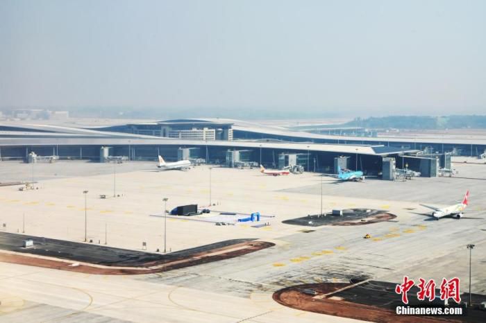2021年1月22日，6家航空公司客机降落在四川成都天府国际机场，这标志着天府机场真机试飞工作正式启动，向开航投运又迈进一步。图为从飞机上俯瞰成都天府国际机场。 中新社记者 安源 摄