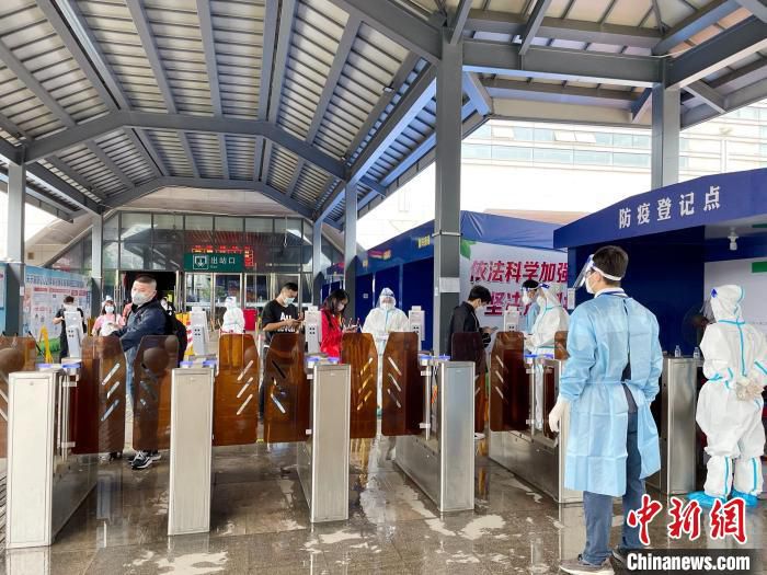宁德动车站出站口防疫登记点。　吕巧琴 摄