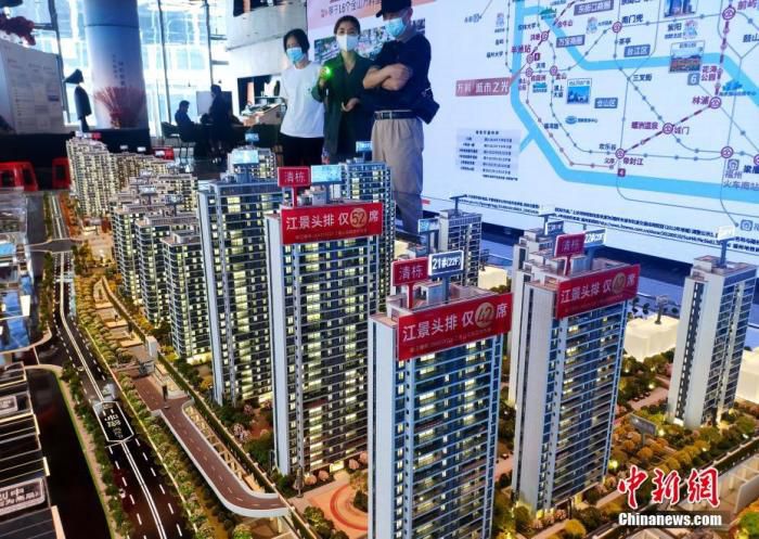 资料图为市民在福州一处售楼部了解楼盘信息。 中新社记者 吕明 摄 　