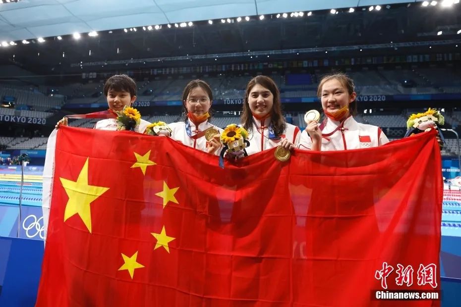 资料图：东京奥运会游泳比赛女子4x200米自由泳接力决赛在东京水上运动中心举行，由杨浚瑄、汤慕涵、张雨霏、李冰洁组成的中国队以7分40秒33夺得冠军，并打破世界纪录。中新社记者 富田 摄 　