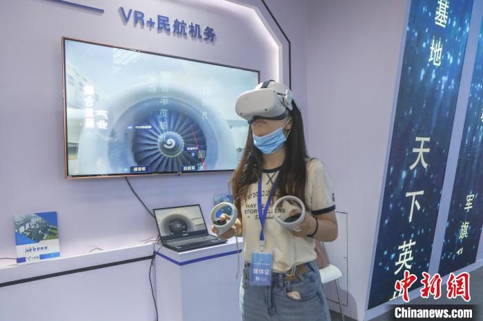 图为中新网记者正在体验“VR+民航机务”。　刘力鑫 摄