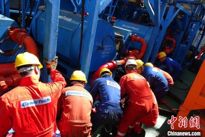中国海油开展海上压裂作业。　中国海油天津分公司供图