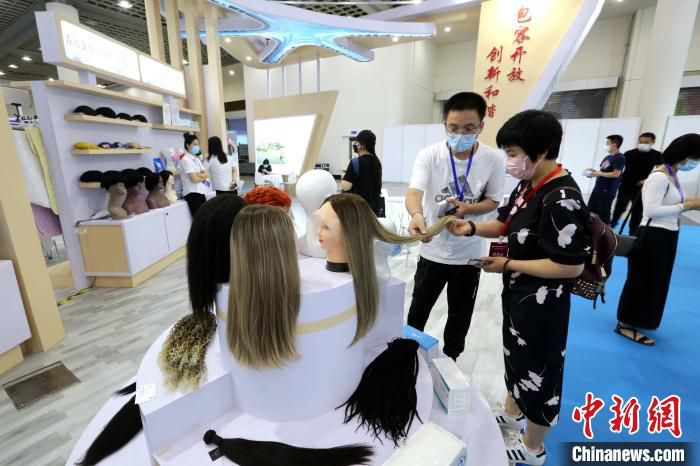 首届中国(山东)跨境电商交易博览会展示山东16市的19个特色产业带，涵盖假发等各大跨境电商热销品类。　沙见龙 摄