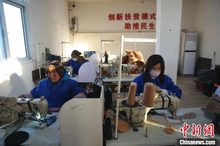 河南省辉县市西平罗乡兆村的一个扶贫就业车间里，女工们正在加工鞋垫。　韩章云 摄