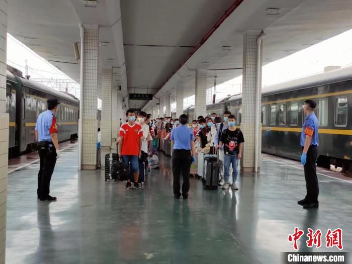 转运滞留旅客 广铁集团供图