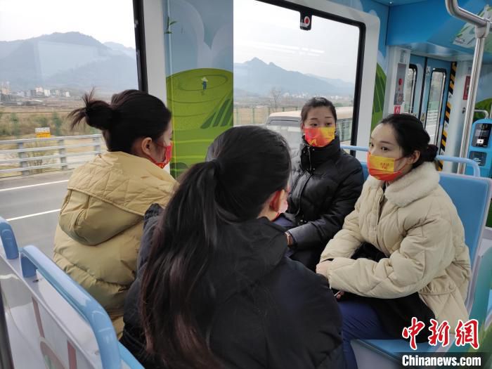 一缕茶香、一路风景，有轨电车的现代气息与武夷山水的自然生态有机结合，令乘客沉浸其中。　王浩 摄