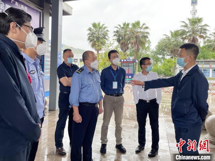 宁德市副市长包江苏在宁德动车站指导疫情防控工作。　吕巧琴 摄