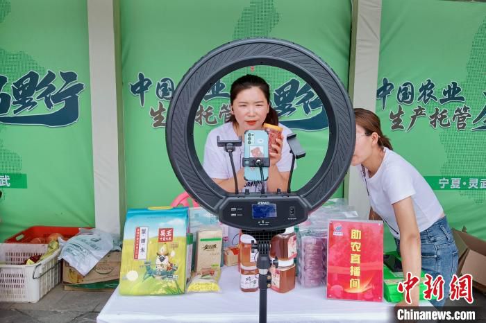 活动现场搭建的助农直播间内，主播进行农产品带货。　杨萱 摄