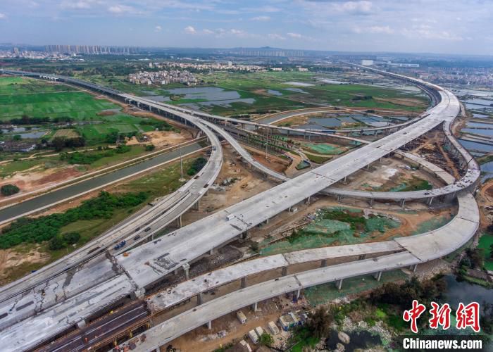 图为航拍正在建设中的G15沈海高速海口段项目，是海南省高速公路与全国高速公路网的首次连接。　骆云飞 摄