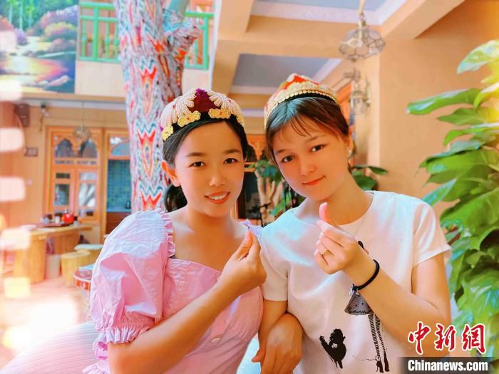“他乡客”邢燕(左)如今已定居喀什古城，并结交了不少当地朋友。　李彩琴 摄