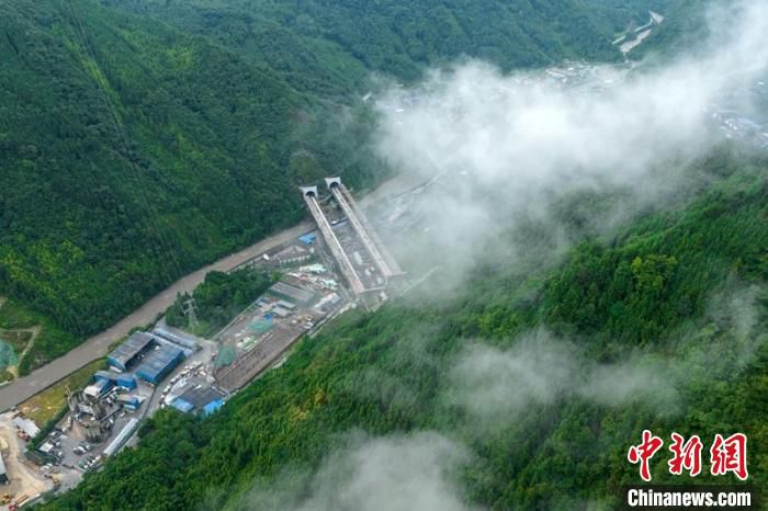云雾下的成兰铁路跃龙门、柿子园隧道和高川站。　刘忠俊 摄