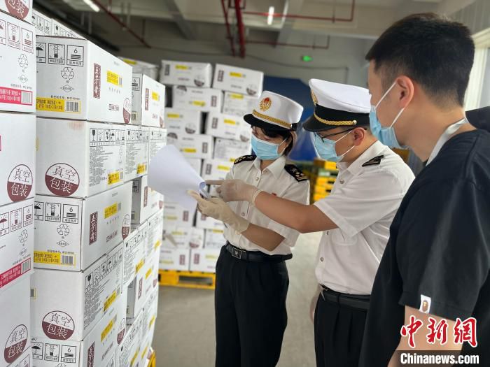 海关关员对出口粽子进行现场查验 王丹月 摄