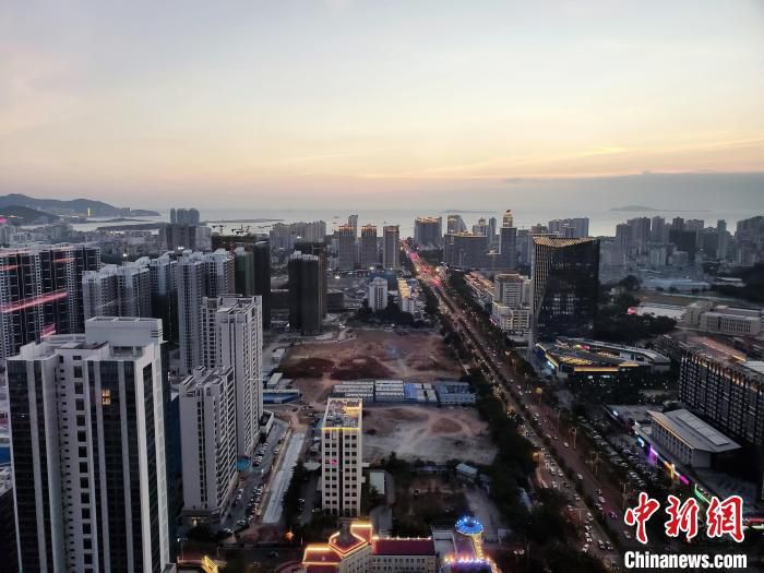 资料图：夕阳余光中的三亚城区。　王晓斌 摄