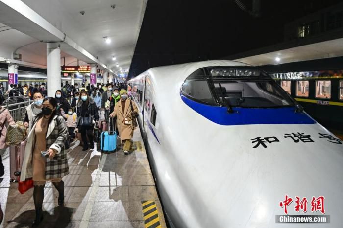 资料图：2022年1月17日，广东省广州市，旅客在广州站进站乘车。 中新社记者 陈骥旻 摄