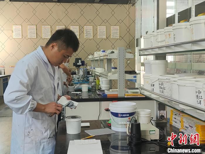 图为河南蓝翎环科防水材料有限公司工作人员正在做试验。
