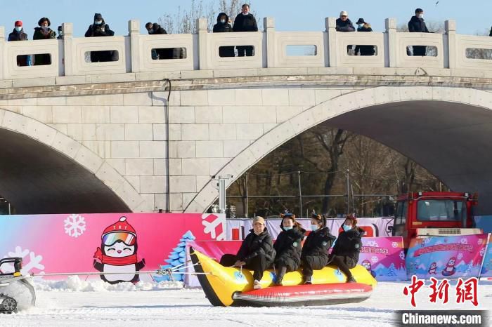 31日，第八届北京市属公园冰雪游园会开幕，图为北京陶然亭公园冰雪嘉年华现场的游客。　中新社 易海菲 摄