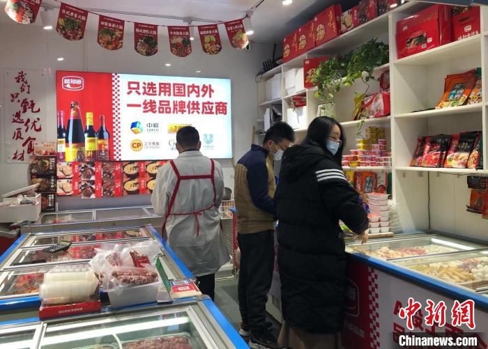 消费者选购预制菜。　唐小沛 摄
