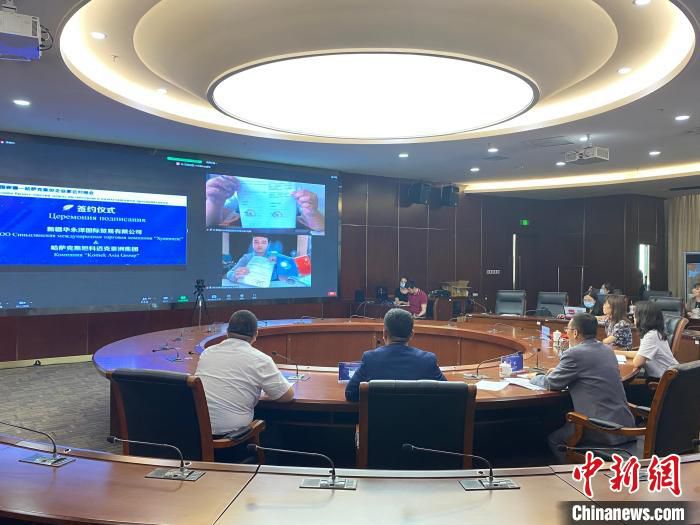 中哈企业进行合作意向签约。　李子良 摄