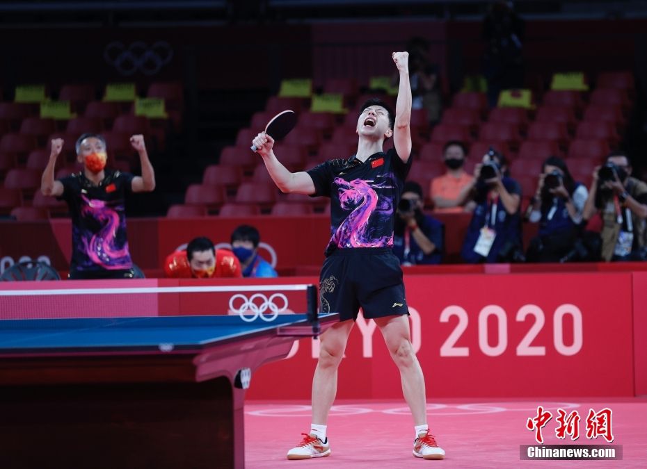 北京时间2021年8月6日晚，在东京奥运会乒乓球男团决赛中，由马龙、樊振东和许昕组成的中国队以3：0战胜德国队，获得冠军。这是中国代表团本届奥运会第35金，也是国乒在东京奥运会获得的第4金。图为马龙庆祝夺冠。 中新社记者 韩海丹 摄