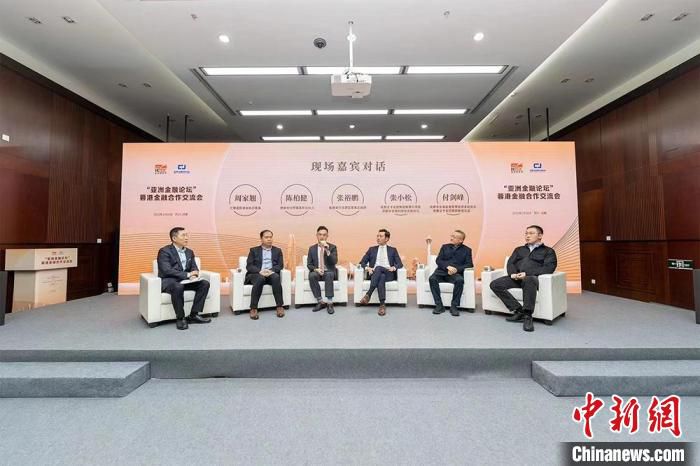对话环节现场，蓉港两地嘉宾展开深入交流探讨。　严心怡 摄