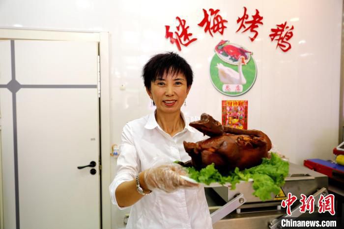 图为郑继梅延伸的烤鹅。　于雪梅 摄
