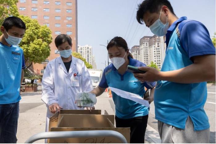 饿了么“应急特需”骑手在上海儿童医院为患儿取药