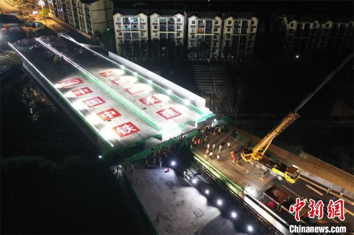跨线桥转体之后。　黎涛 摄
