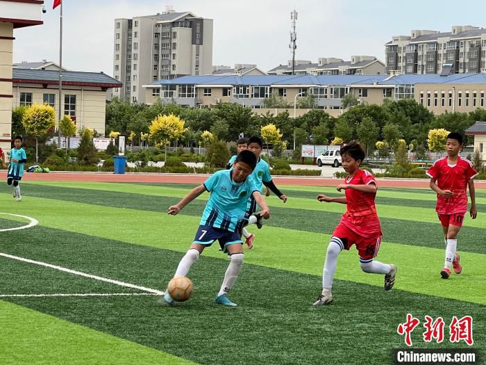 灵武2022年青少年校园足球联赛比赛现场。　陈锐 摄