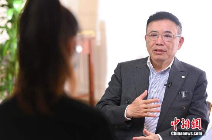 “中国制造业需要继续增强全球化经营的能力。”全国人大代表、TCL集团创始人李东生近日接受中新社专访时，再提“全球化”和“走出去”话题。图为3月1日，广东省广州市，李东生接受中新社记者采访。中新社记者 陈骥旻 摄 