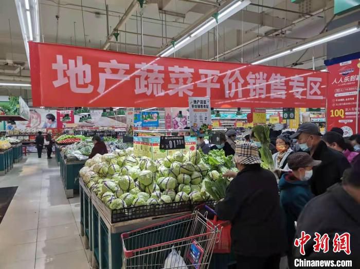图为人人乐超市地产蔬菜平价销售专区。　天津市商务局供图