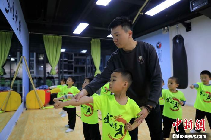 李阳冉在武术馆教小学员练习武术。　王磊 摄