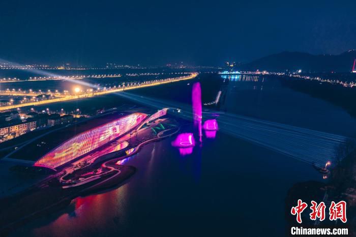 杭州富阳北支江上演沉浸式夜游。　李潇鹏供图