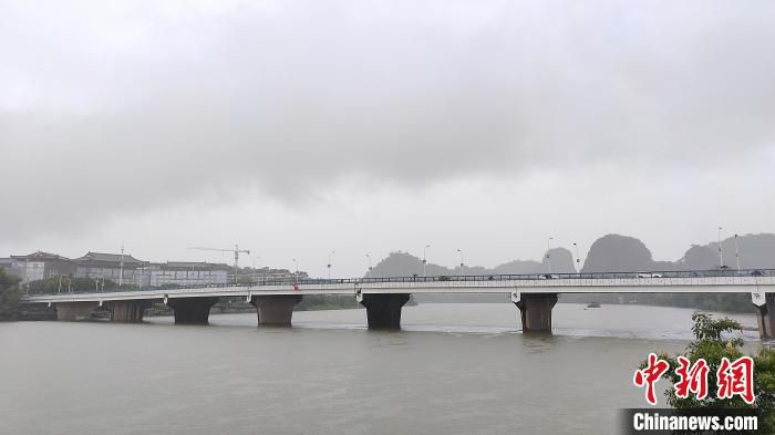 图为受连续强降雨影响，桂林漓江水位迅涨。　杨宗盛 摄