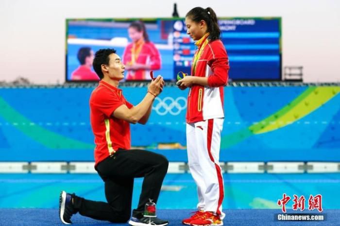 资料图：里约奥运，秦凯向何姿求婚。中新网记者 富田 摄