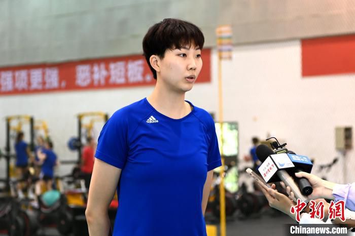 中国女排队长袁心玥接受媒体采访。　张金川 摄
