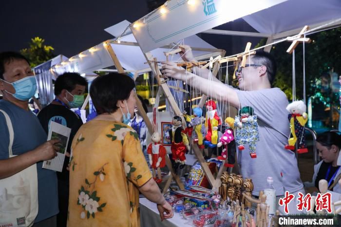 市民游客逛展区。　杭州市文化广电旅游局供图