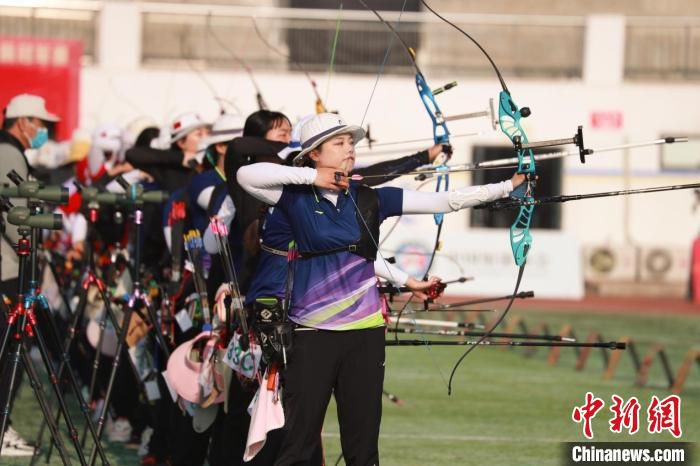 选手搭弓射箭。　赛事组委会供图