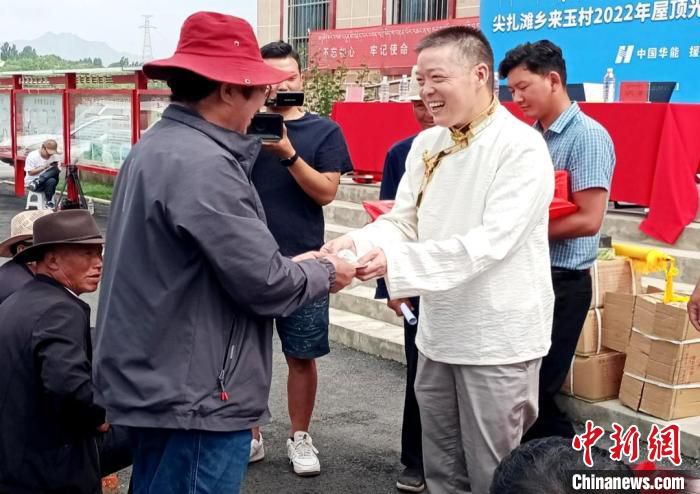 图为分红现场。　尖扎县委宣传部 供图