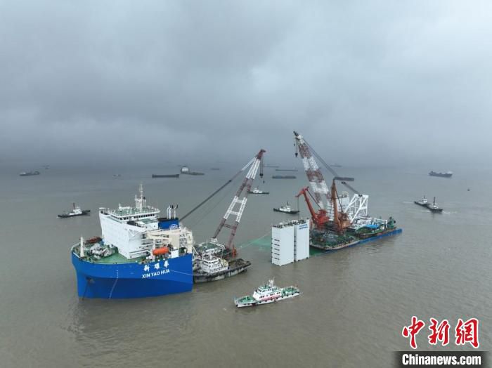 “新耀华”轮正在卸载船只。　常熟海事局供图
