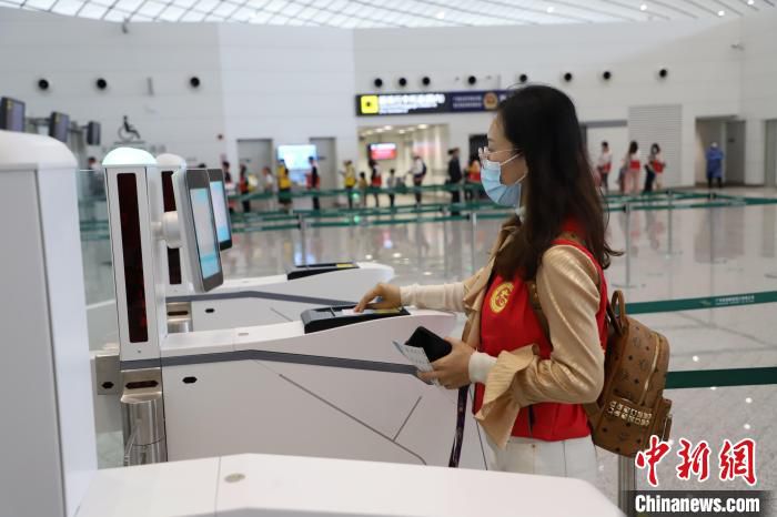 模拟出港航班保障：“旅客”排队自助刷身份证通过安检入口 广东机场集团供图