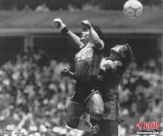 资料图：1986年6月22日，墨西哥世界杯四分之一决赛阿根廷对阵英格兰的比赛中，马拉多纳用手将球打入英格兰球队大门。