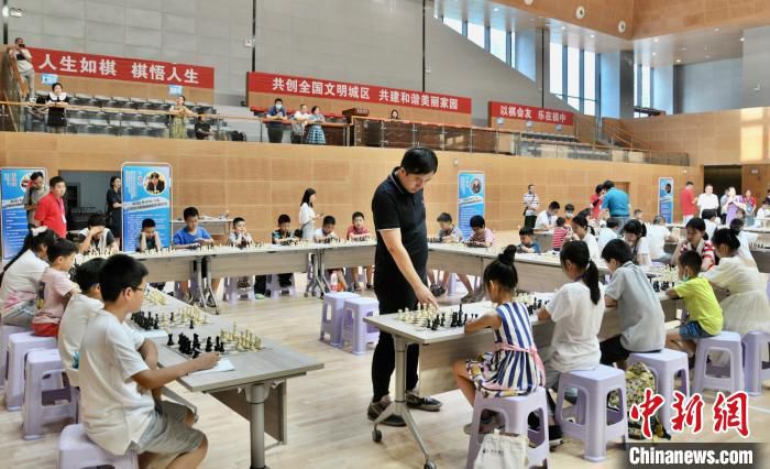 图为卜祥志现场参与“车轮战”对战。　殷缘 摄