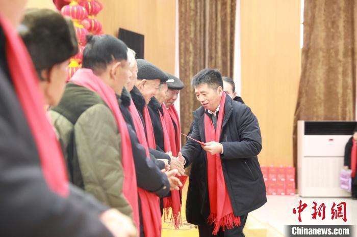 县委书记朱林为大包干带头人集体发放分红。　陈华斌 摄