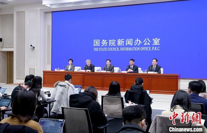 3月17日，国务院新闻办公室在北京举行新闻发布会，介绍2022年“清朗”系列专项行动有关情况。国家互联网信息办公室副主任盛荣华、网络综合治理局局长张拥军、网络管理技术局局长于永河、网络传播局负责人张勇出席并答记者问。 中新社记者 张宇 摄 