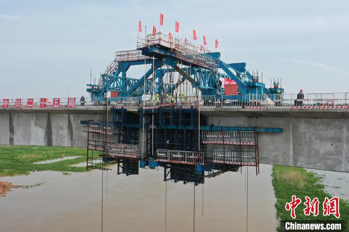 图为4月3日，航拍下的昌景黄高铁金溪湖特大桥建设工地，施工人员正在进行大跨度连续梁浇筑作业。　鲍赣生 摄