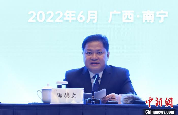 图为陶德文介绍活动情况。　广西投资促进局供图