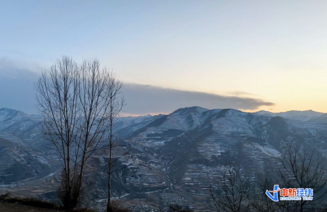 傍晚刚结束走访的王震(化名)翻过山岭时拍下的风景。受访者供图